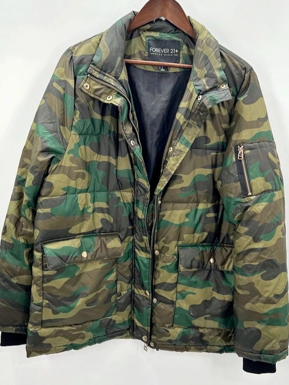 462 Forever 21 Size 0X Women's Camo Puffer Jacket in Green & Black